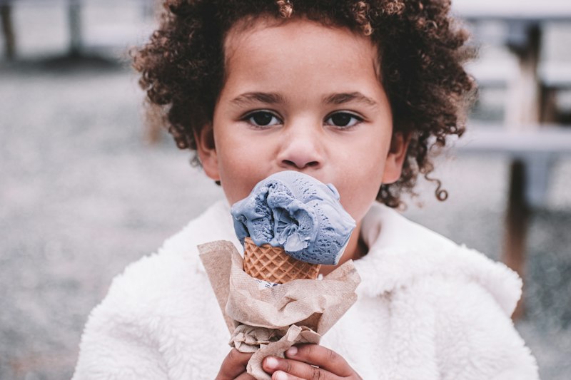 Anak makan es krim